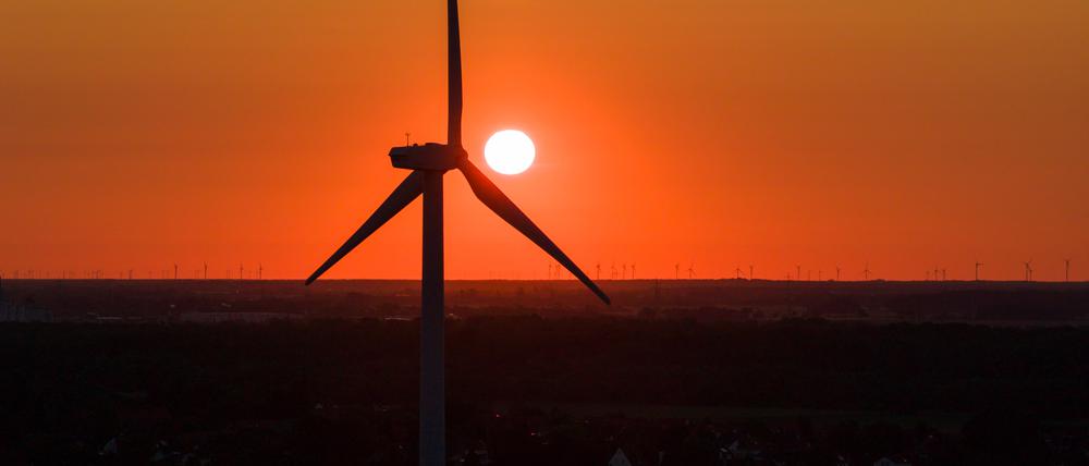 Die Sonne geht hinter einem Windrad in der Region Hannover auf. (Symbolbild)