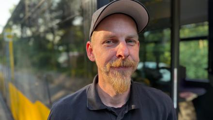 Sturmschaden in Berlin: In der Bergmannstraße in Zehlendorf wurde ein parkendes Auto unter einer Eiche begraben. Busfahrer Sven Tabbert (38) stand mit seinem Schubgelenkbus der Linie M48 plötzlich vor einer Barriere.