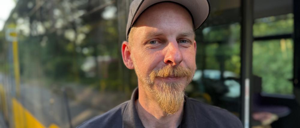 Sturmschaden in Berlin: In der Bergmannstraße in Zehlendorf wurde ein parkendes Auto unter einer Eiche begraben. Busfahrer Sven Tabbert (38) stand mit seinem Schubgelenkbus der Linie M48 plötzlich vor einer Barriere.