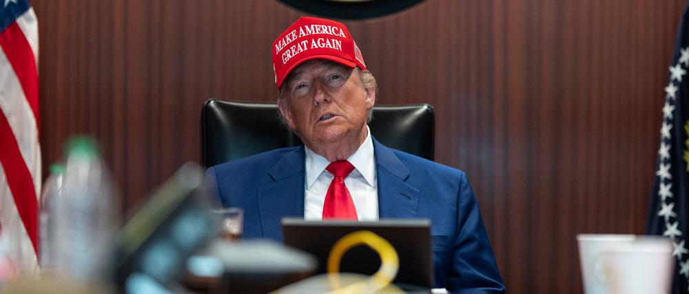 Präsident Donald Trump sitzt zusammen mit seinem nationalen Sicherheitsteam im Situation Room des Weißen Hauses in Washington, DC, am Samstag, den 21. Juni 2025, während US-Bomber Angriffe auf die nukleare Infrastruktur der Islamischen Republik Iran durchführen. 