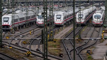 Die Deutsche Bahn plant, mehr als 40 hoch belastete Strecken im Schienennetz grundlegend zu sanieren. 