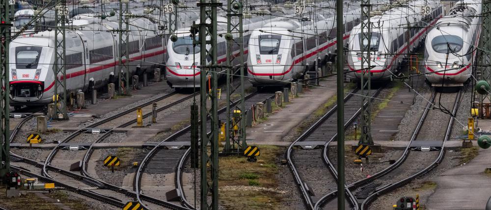 Die Deutsche Bahn plant, mehr als 40 hoch belastete Strecken im Schienennetz grundlegend zu sanieren.