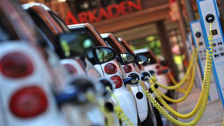Elektroautos stehen in Berlin am Potsdamer Platz. (Symbolbild)