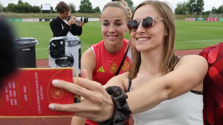 Bei den Fans begehrt für Selfies: DFB-Kapitänin Giulia Gwinn.