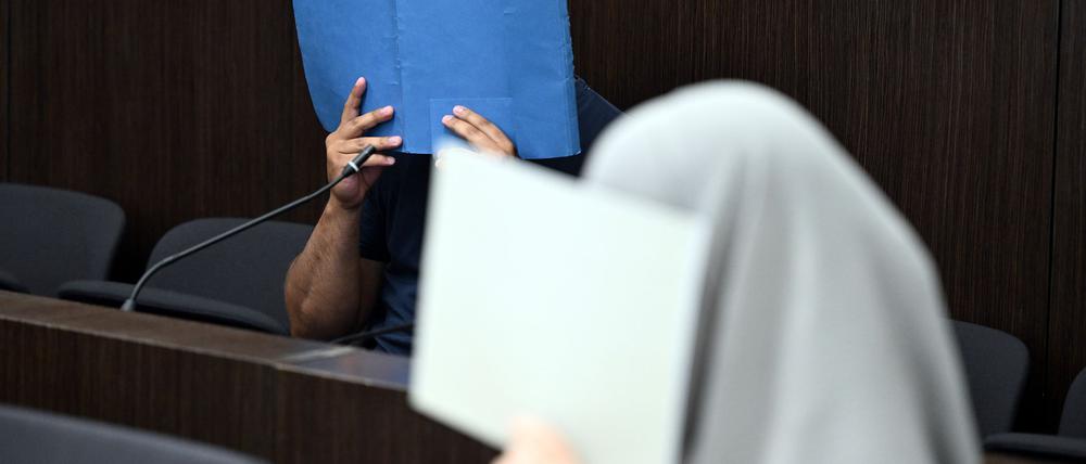 Der Angeklagte und seine mitangeklagte Lebensgefährtin sitzen im Gerichtssaal.