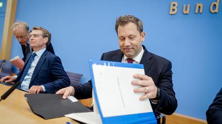 Finanzminister Klingbeil stellt seine Etatpläne in Berlin vor. 