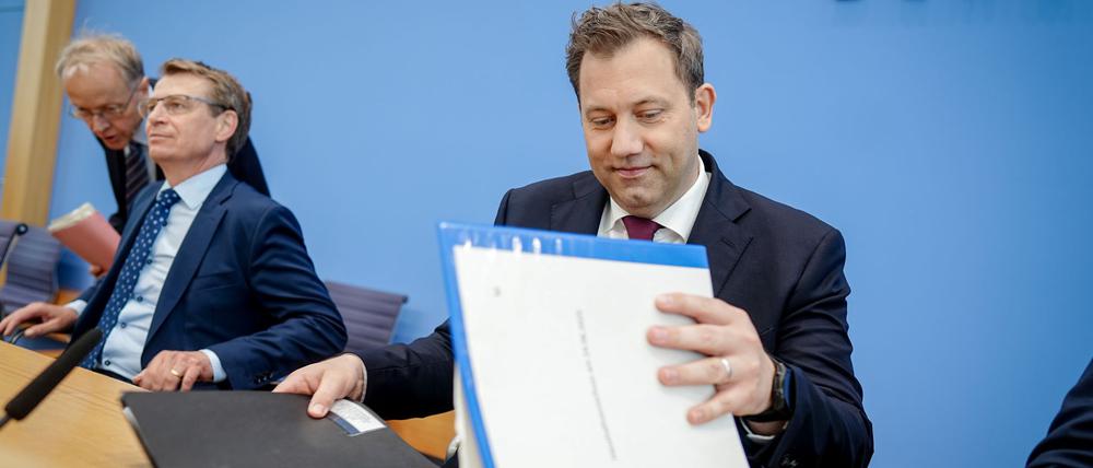 Finanzminister Klingbeil stellt seine Etatpläne in Berlin vor.