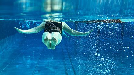 Um Schwindel nach dem Schwimmen zu vermeiden, braucht es etwas Geduld beim Verlassen des Wassers. (Symbolbild)