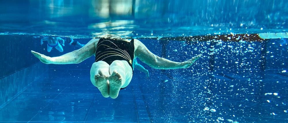 Um Schwindel nach dem Schwimmen zu vermeiden, braucht es etwas Geduld beim Verlassen des Wassers. (Symbolbild)