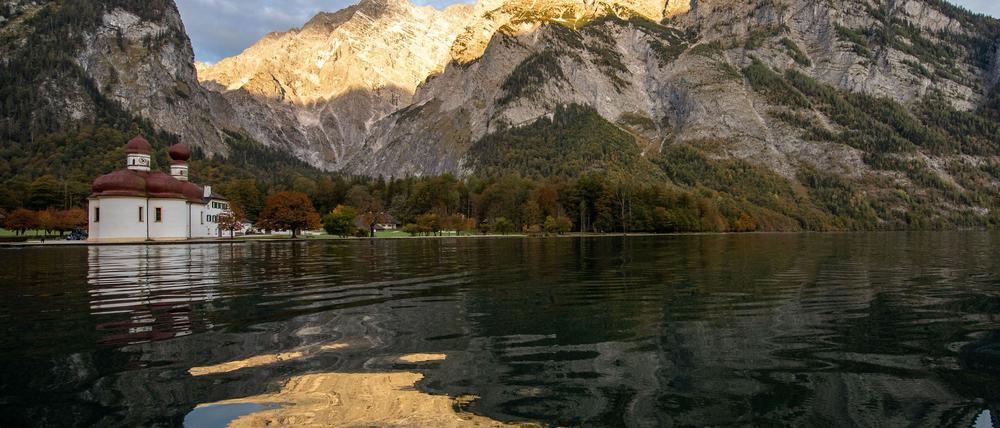 Die Kapelle St. Bartholomä am Königssee vor dem Watzmann. (Archivbild)