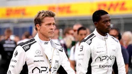 Haudegen Sonny (Brad Pitt, links) sollen dem Newcomer Joshua (Damson Idris) zeigen, wie man in der Formel 1 gewinnt.