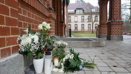 Nach den Gewalttaten in Beelitz-Heilstätten legten Anwohner Blumen und Kerzen am Wohngebäude nieder.