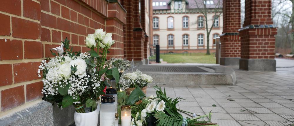 Nach den Gewalttaten in Beelitz-Heilstätten legten Anwohner Blumen und Kerzen am Wohngebäude nieder.