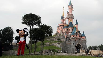 In einem rätselhaften Fall um eine wohl vorgetäuschte Kinderhochzeit im Disneyland Paris ermittelt die französische Justiz. (Archivbild)