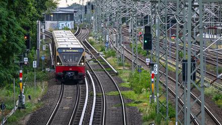 Am Morgen waren die S-Bahn-Strecken zwar freigegeben, es kam aber weiter zu Einschränkungen. 