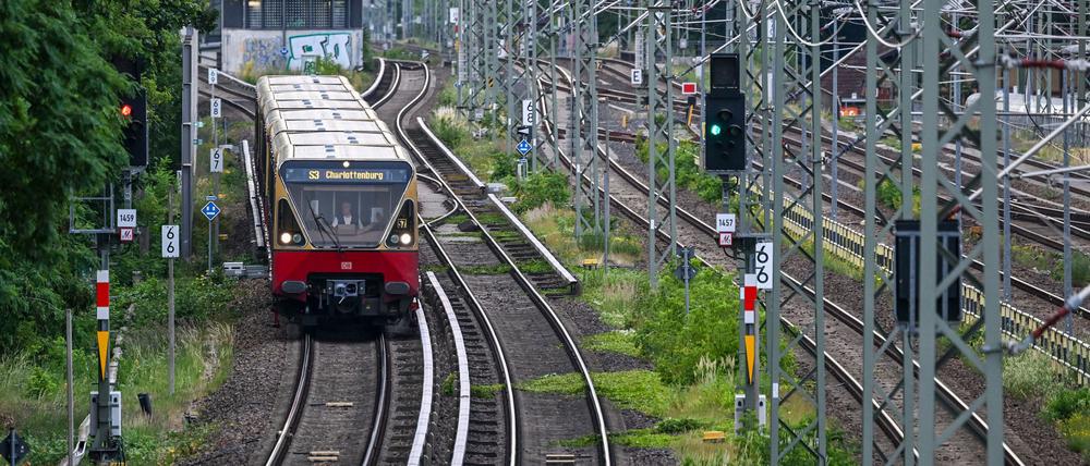 Am Morgen waren die S-Bahn-Strecken zwar freigegeben, es kam aber weiter zu Einschränkungen. 
