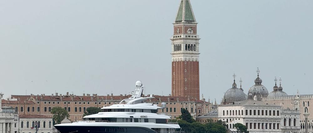 Die ersten Gäste sind schon da - eine Luxusjacht vor dem Markusplatz.