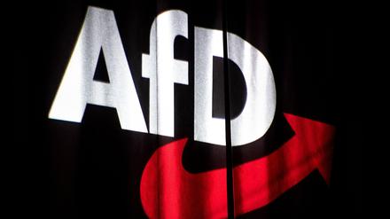 Das Logo der AfD wird beim Bundesparteitag auf einen Vorhang projeziert.