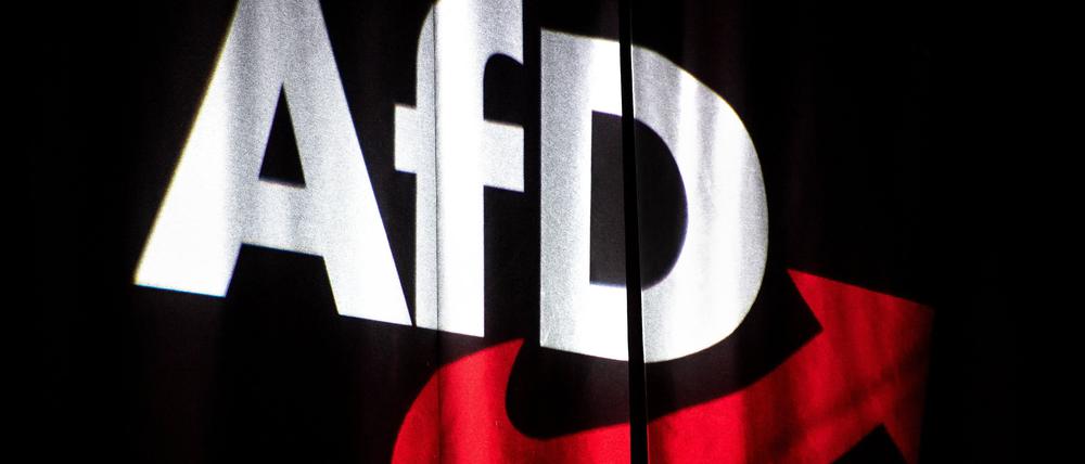 Das Logo der AfD wird beim Bundesparteitag auf einen Vorhang projeziert.