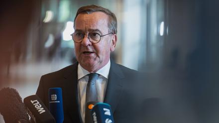 Bundesminister der Verteidigung Boris Pistorius (SPD) im Bundestag vor der Abreise zum Nato-Gipfel in Den Haag