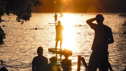 Sonnenuntergang am Schlachtensee. 