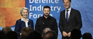 EU-Kommissionschefin Ursula von der Leyen, der ukrainische Präsident Wolodymyr Selenskyj and Nato-Generalsekretär Mark Rutte beim Treffen mit der Rüsstungsindustrie vor dem Gipfel in Brüssel.