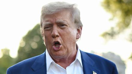 US-Präsident Donald Trump spricht zur Presse, bevor er vom South Lawn des Weißen Hauses an Bord der Marine One geht.