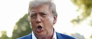 US-Präsident Donald Trump spricht zur Presse, bevor er vom South Lawn des Weißen Hauses an Bord der Marine One geht.