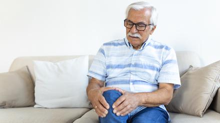Wenn das Knie schmerzt, ist Linderung hochwillkommen. (Symbolbild)