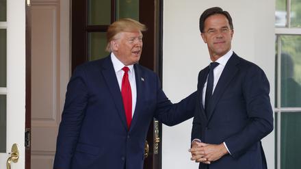 Donald Trump (links), Präsident der USA, begrüßt Mark Rutte, Ministerpräsident der Niederlande, für ein gemeinsames Treffen. 