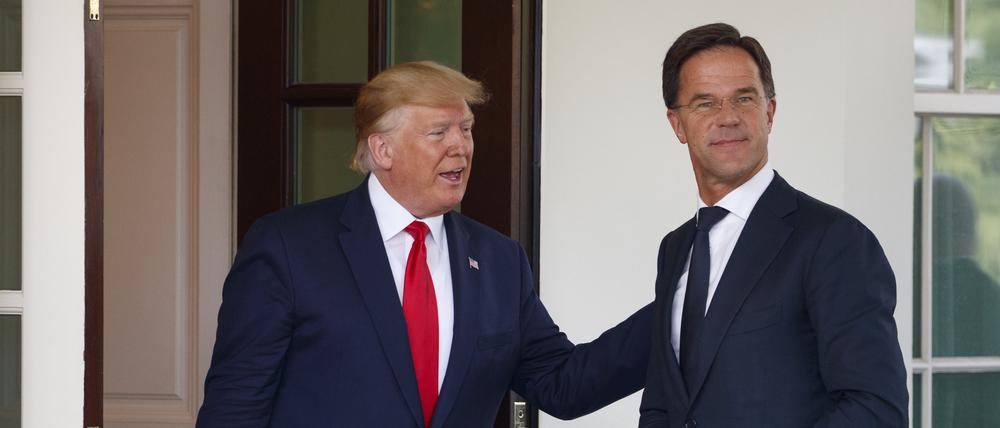 Donald Trump (links), Präsident der USA, begrüßt Mark Rutte, Ministerpräsident der Niederlande, für ein gemeinsames Treffen. 