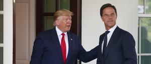 Donald Trump (links), Präsident der USA, begrüßt Mark Rutte, Ministerpräsident der Niederlande, für ein gemeinsames Treffen. 