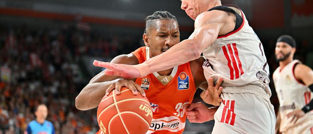 Ulms Karim Jallow (l.) im Duell mit Bayerns Vladimir Lucic.