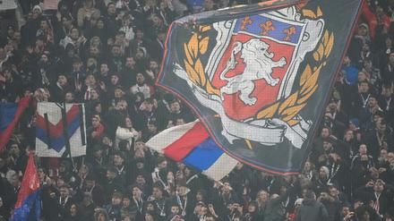 Auch für die Fans ein harter Schlag: Zwangsabstieg für Lyon. 