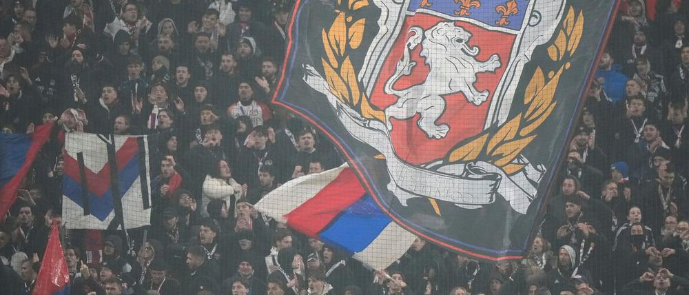 Auch für die Fans ein harter Schlag: Zwangsabstieg für Lyon. 