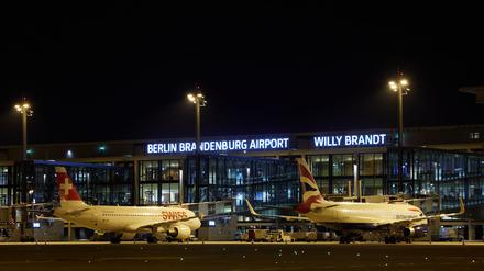 Wenn der Flugbetrieb am BER nachts eingestellt wird, lässt sich mit moderner Beleuchtung Energie sparen. (Archivbild)