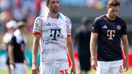 Weiter geht's: Thomas Müller nach dem Spiel mit einem kühlenden Handtuch im Nacken.