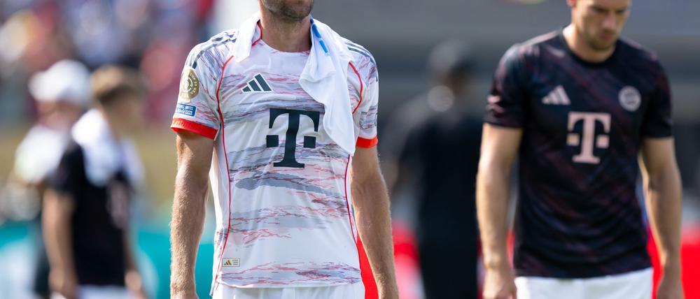 Weiter geht's: Thomas Müller nach dem Spiel mit einem kühlenden Handtuch im Nacken.