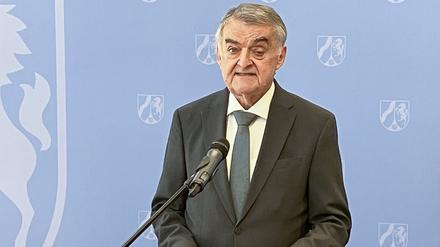 Der nordrhein-westfälische Innenminister Herbert Reul (CDU) bei einer Pressekonferenz. 
