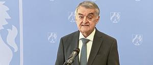 Der nordrhein-westfälische Innenminister Herbert Reul (CDU) bei einer Pressekonferenz. 