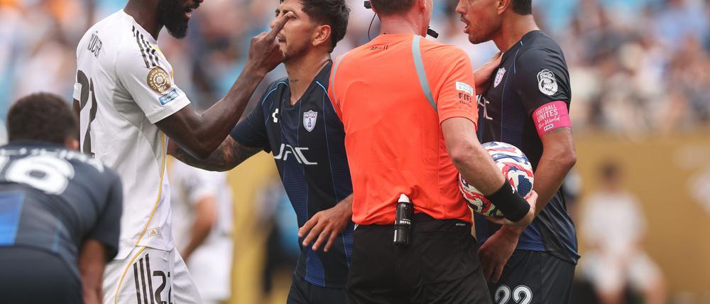 In der Schlussphase ging es zwischen Antonio Rüdiger (l) und Gustavo Cabral (r) hitzig zu.