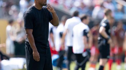Vincent Kompany in kurzer Hose am Spielfeldrand. Auch dem Trainer verlangte die Hitze alles ab.