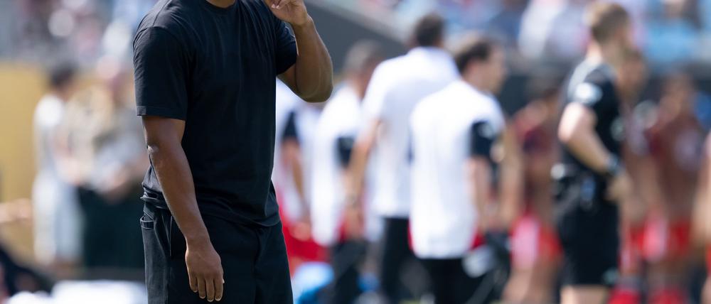 Vincent Kompany in kurzer Hose am Spielfeldrand. Auch dem Trainer verlangte die Hitze alles ab.
