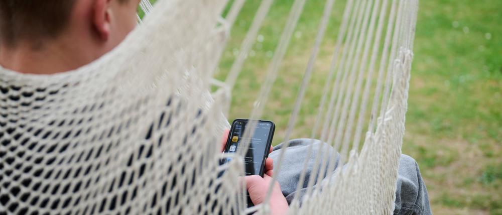 Viele Jugendliche bringen enorm viel Zeit vor ihrem Handy und in den sozialen Medien.