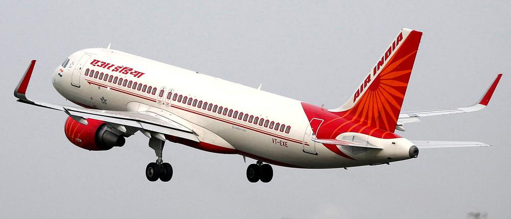 Archiv- und Symbolbild: An Air India Airbus A320-200 beim Start im indisschen Ahmedabad im Juli 2017.