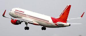 Archiv- und Symbolbild: An Air India Airbus A320-200 beim Start im indisschen Ahmedabad im Juli 2017.