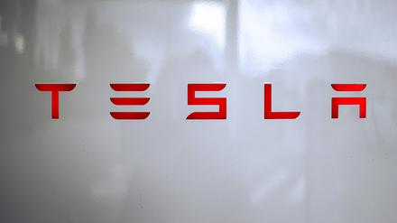 Logo des Elektroautoherstellers Tesla. Die Verkäufe in Europa brechen ein.