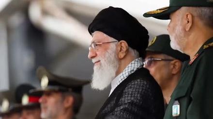 Revolutionswächter bei einer Rede des iranischen obersten Führers Ali Chamenei.