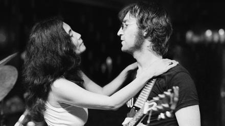 John Lennon und Yoko Ono bei ihrem legendären Konzert im Madison Square Garden, am 30. August 1972. 