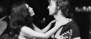 John Lennon und Yoko Ono bei ihrem legendären Konzert im Madison Square Garden, am 30. August 1972. 